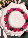 Bracelet Femme en Quartz Fraise & Perles de Verre Noir Fleuries – Création Artisanale