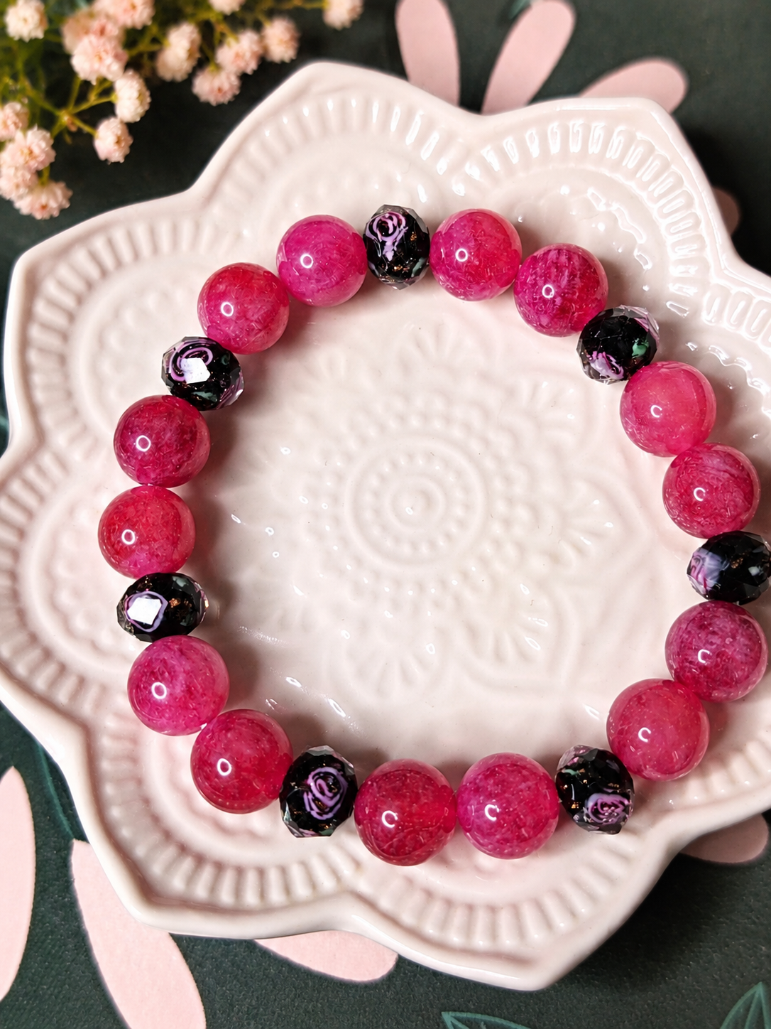 Bracelet Femme en Quartz Fraise & Perles de Verre Noir Fleuries – Création Artisanale