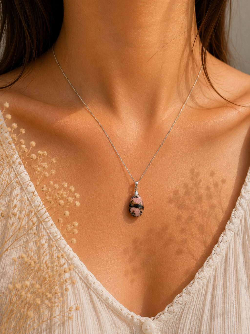 Pendentif Goutte en Rhodonite – Douceur & Équilibre