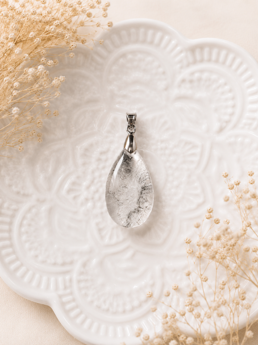 Pendentif Goutte en Cristal de Roche – Pureté & Lumière