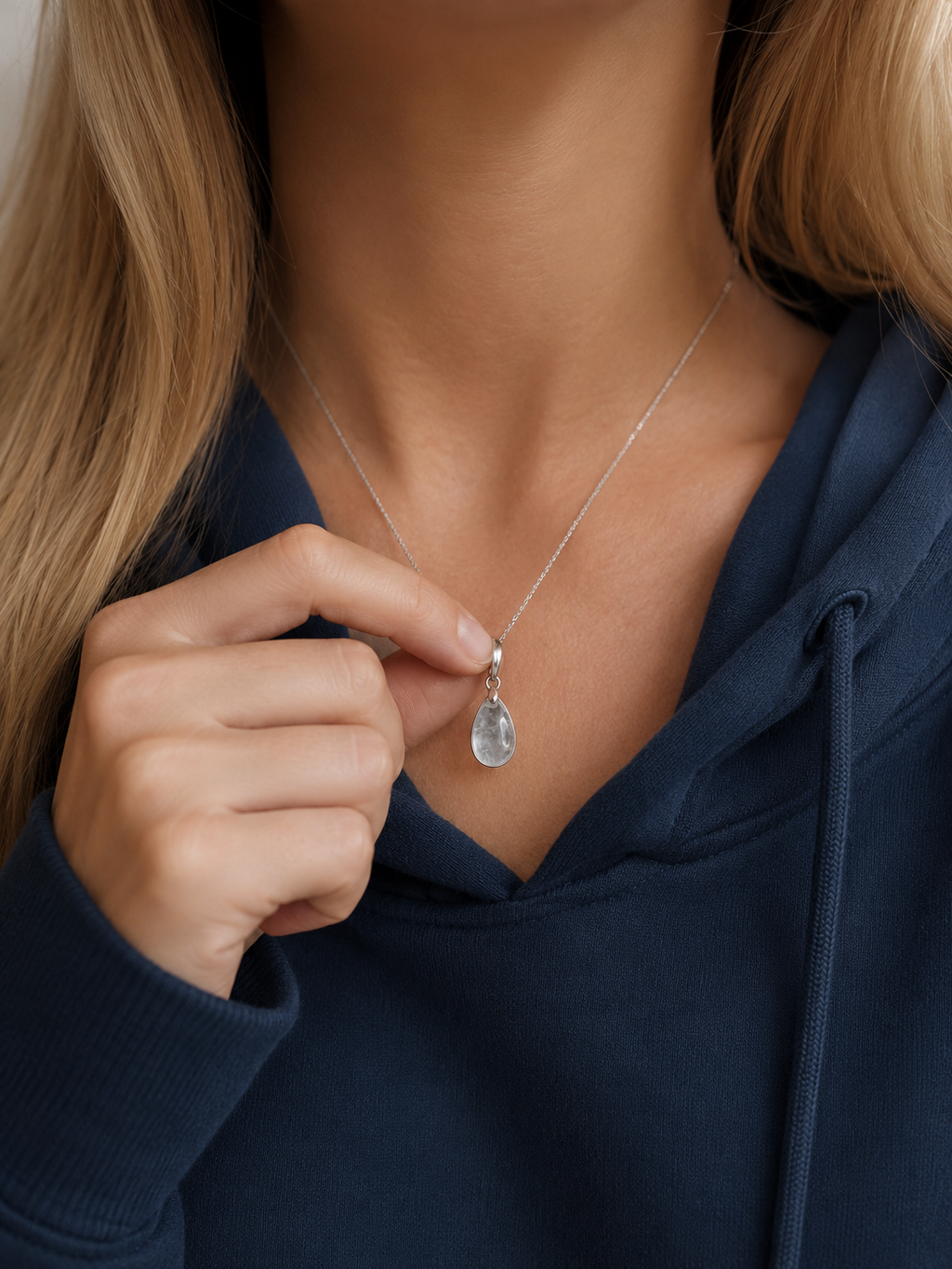 Pendentif Goutte en Cristal de Roche – Pureté & Lumière