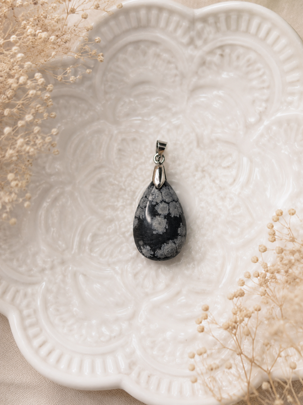 Pendentif Goutte en Obsidienne Neige – Élégance & Protection