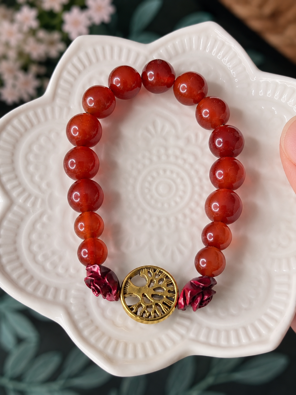 Bracelet Femme en Cornaline Rouge, Roses en Résine & Arbre de Vie – Création Artisanale