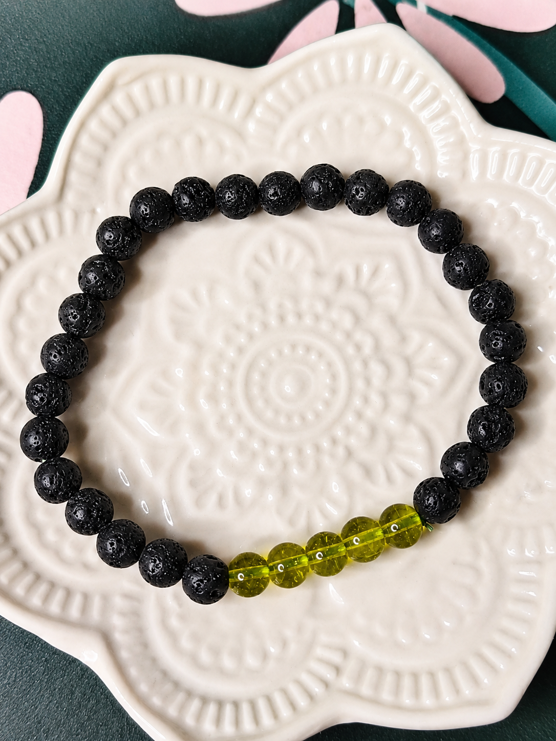 Bracelet en Pierre de Lave & Perles de Verre Vert – Création Artisanale