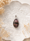 Pendentif Goutte en Rhodonite – Douceur & Équilibre