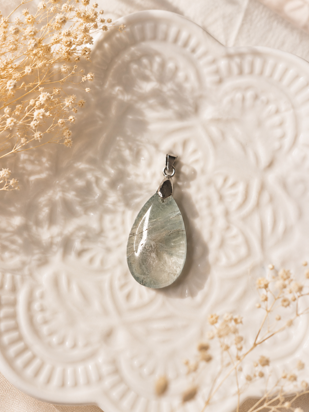 Pendentif Goutte en Fluorine – Élégance Naturelle & Douceur Cristalline