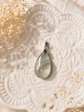 Pendentif Goutte en Fluorine – Élégance Naturelle & Douceur Cristalline