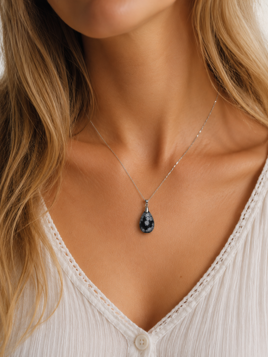 Pendentif Goutte en Obsidienne Neige – Élégance & Protection