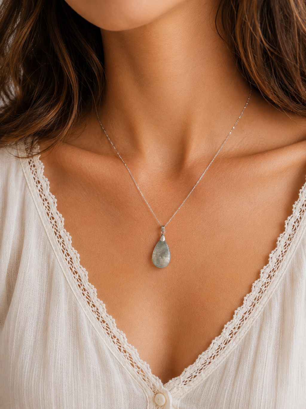 Pendentif Goutte en Fluorine – Élégance Naturelle & Douceur Cristalline